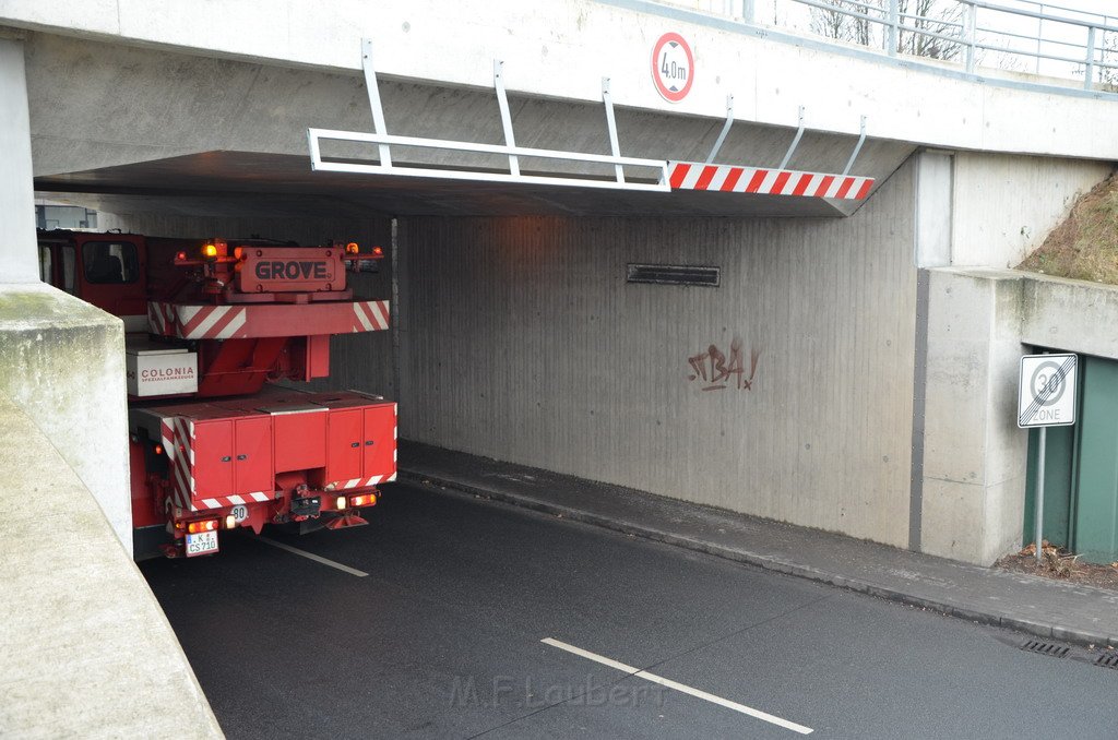 LKW umgestuerzt Niehler Hafen P088.JPG